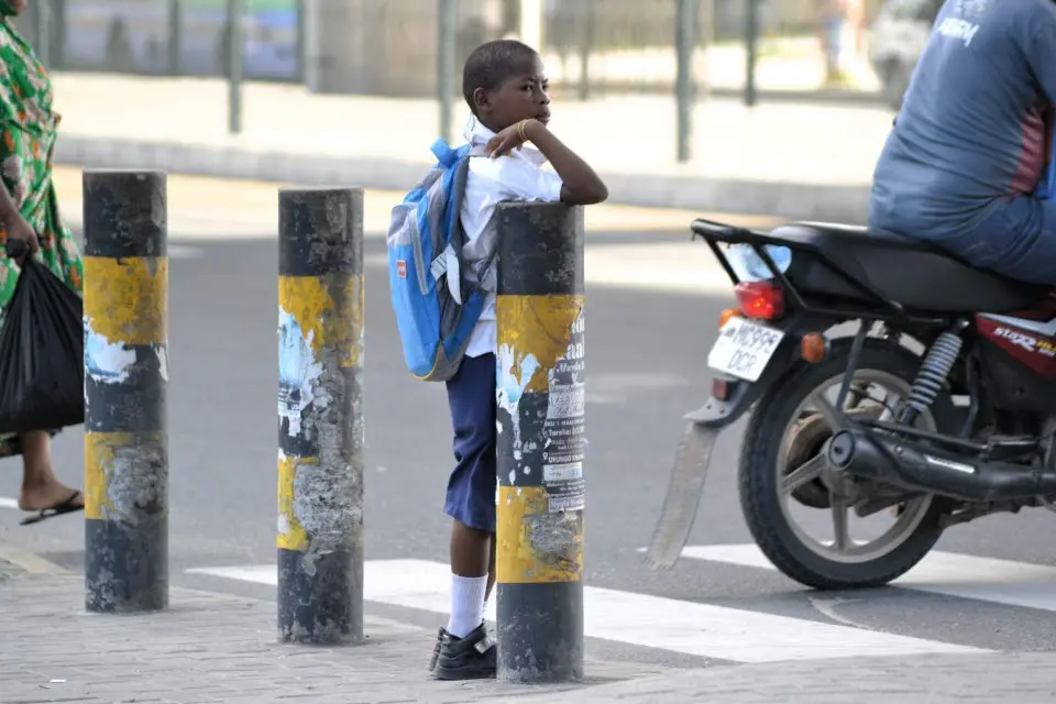 Pojke vid övergångsställe i afrikansk stad.