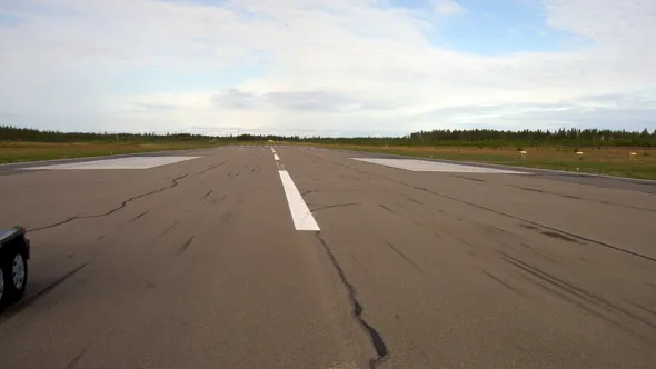 En start- och landningsbana på en flygfält.