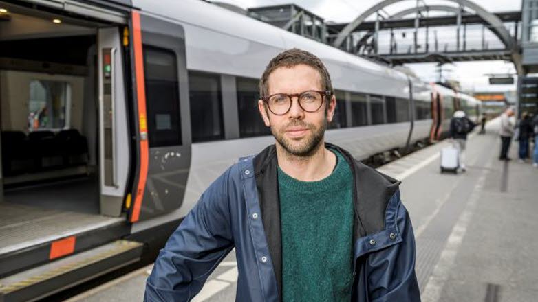Man på tågperrong.