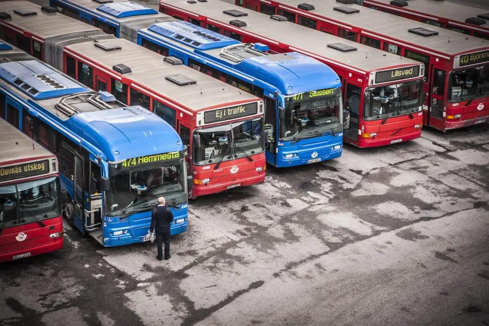 Bussar parkerade i rad.