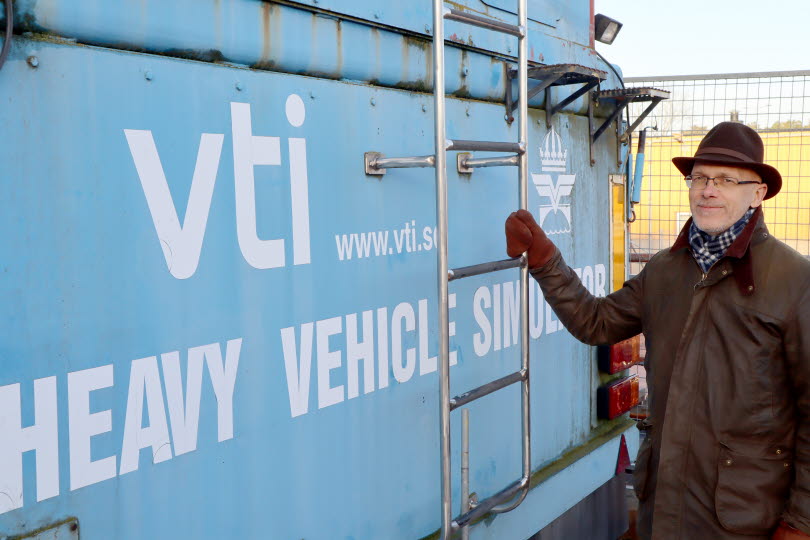 Björn Kalman och VTI:s Heavy Vehicle Simulator.