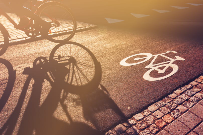 Skugga av en cykel på en cykleväg.