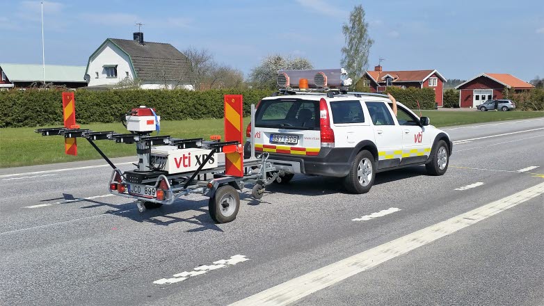 Bil som mäter vägytan.
