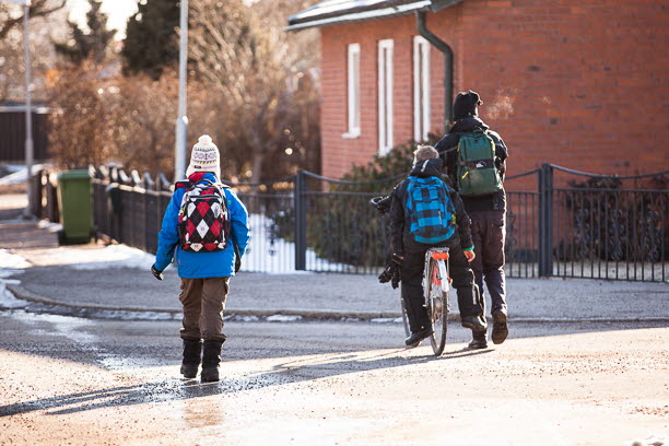 Barn på väg till skolan.