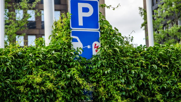 Parkeringsskylt och skylt för elbilsladdning.