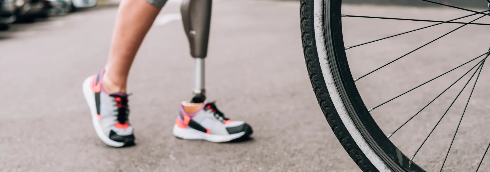 En person som står bredvid ett cykeldäck.