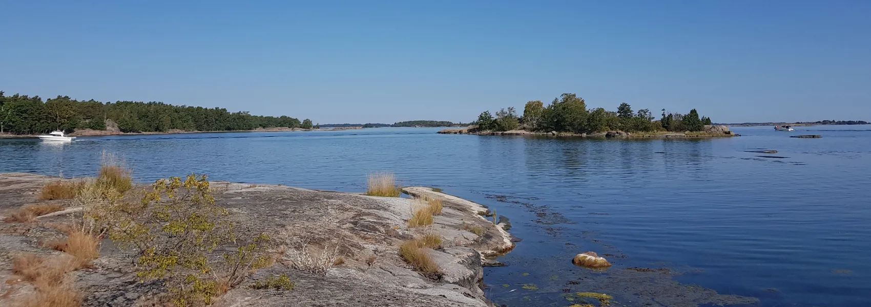 Skärgård med klippor och kobbar.