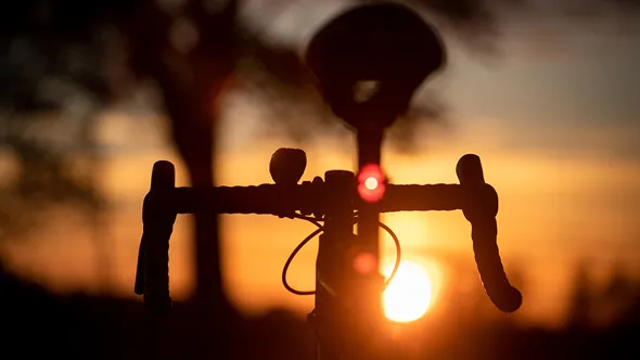 Cykelbaklyse i solnedgång.