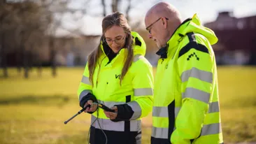 Forskare med mätutrustning