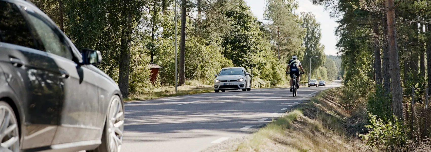 En man som cyklar längs en väg på väg att bli omörd.