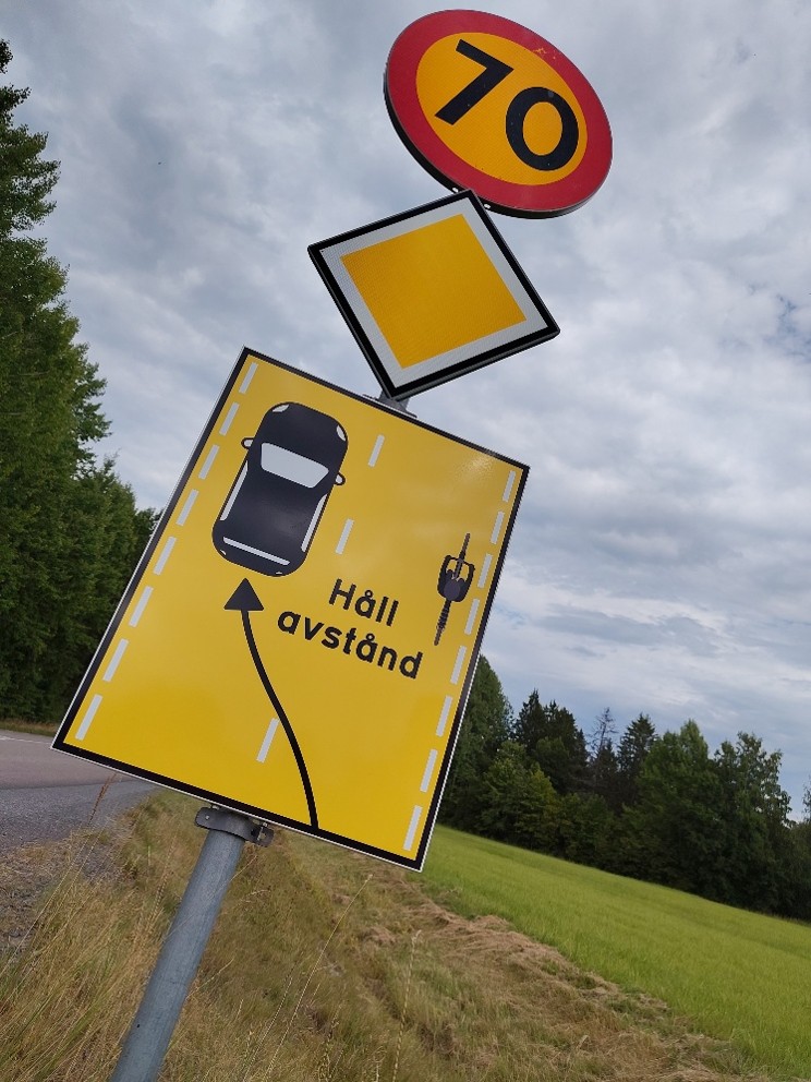 Test sign with instructions to overtake in left lane.