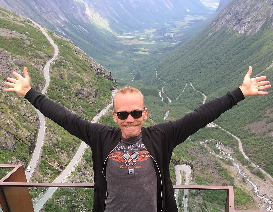 Man framför berg