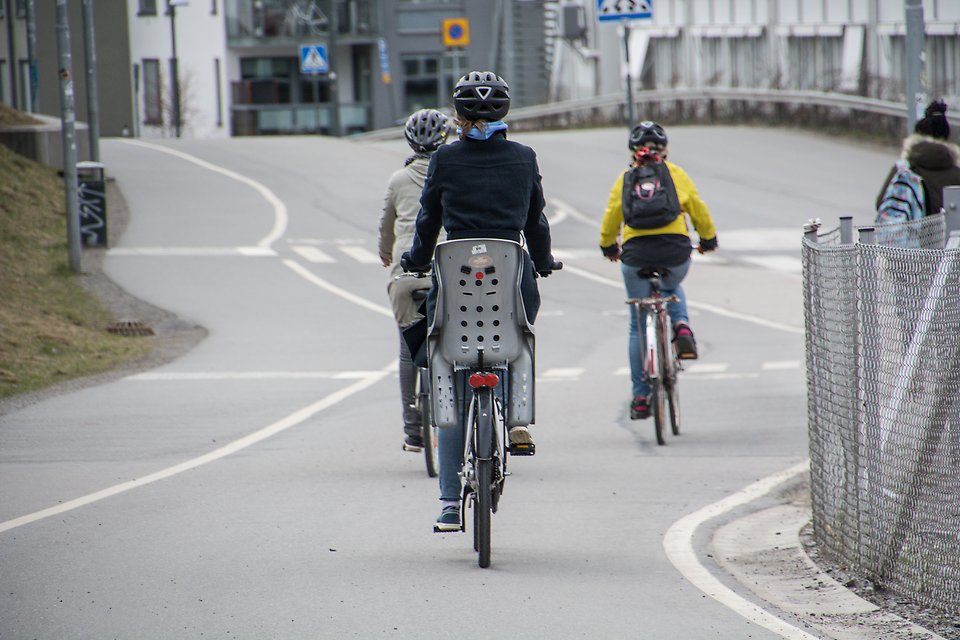 Tre cyklister sedda bakifrån-
