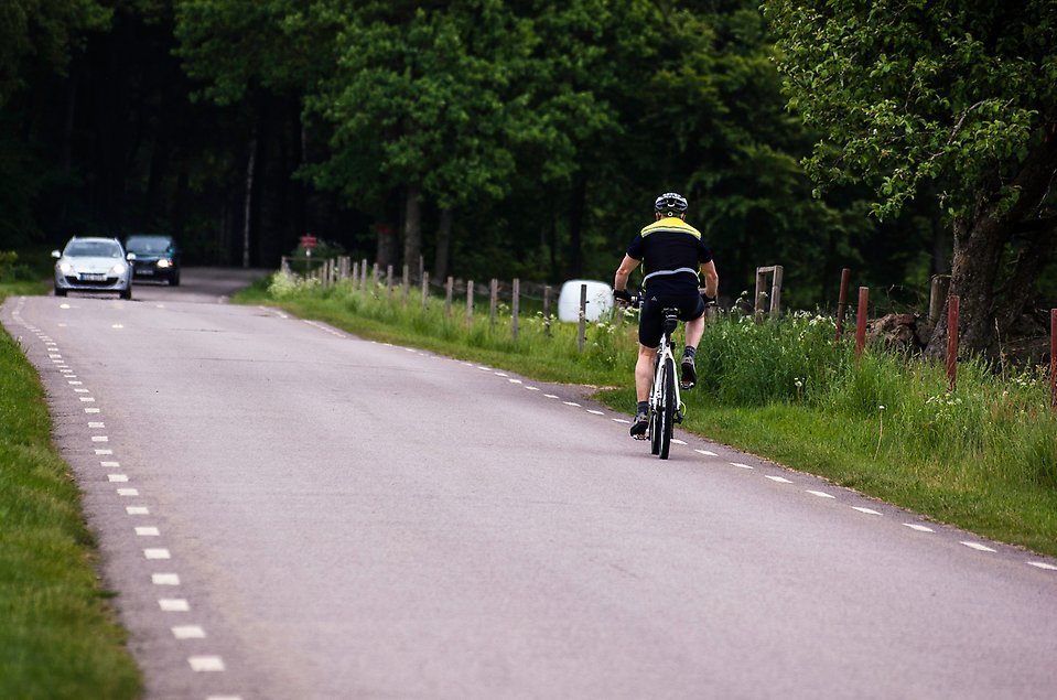Cyklist på landsväg.