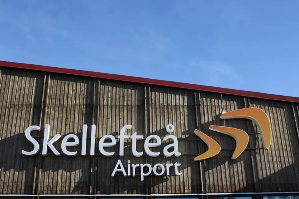 Byggnad med skylt med texten Skellefteå airport.