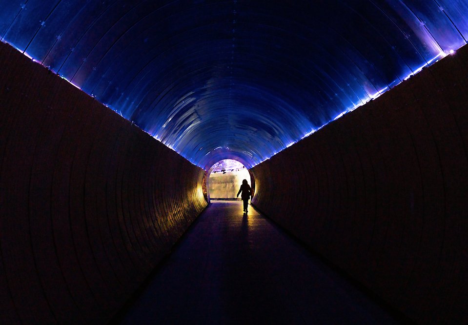 Mörk gångtunnel.
